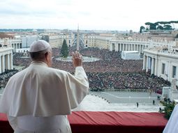 el papa francisco recibe en el vaticano a miles de parejas por el dia de los enamorados el papa francisco recibe en el vaticano a miles de parejas por el dia de los enamorados