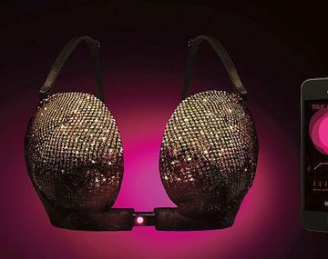 Increíble: crean un corpiño que se abre solo si la mujer siente amor verdadero