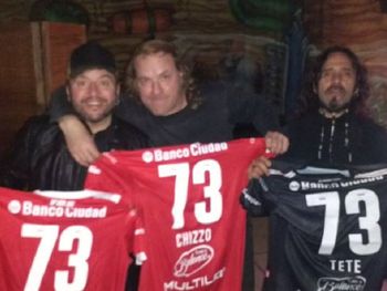 Los directivos les dieron camisetas del equipo