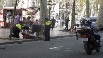 atentado en barcelona: una camioneta mato a 13 personas e hirio a otras 100 atentado en barcelona: una camioneta mato a 13 personas e hirio a otras 100