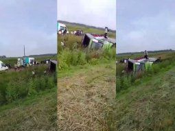 video estremecedor: asi retiraban los dos cuerpos del micro que volco en ruta 2 video estremecedor: asi retiraban los dos cuerpos del micro que volco en ruta 2