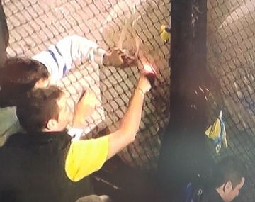 {altText(,#Superpapelón Nuevas imágenes muestran a otro hincha con una bengala )}