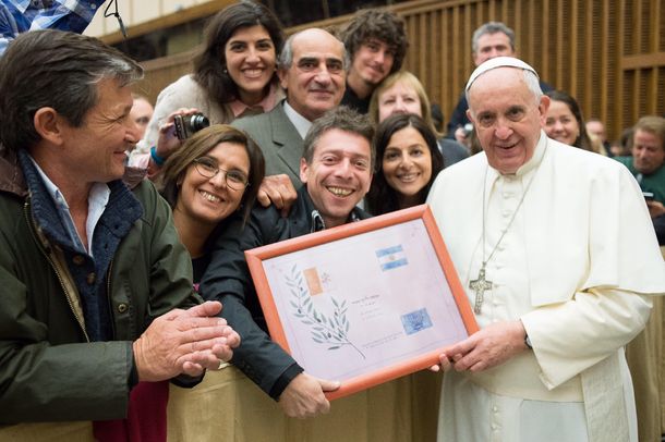 El Papa Francisco con la comitiva del colegio Jaim Weitzman