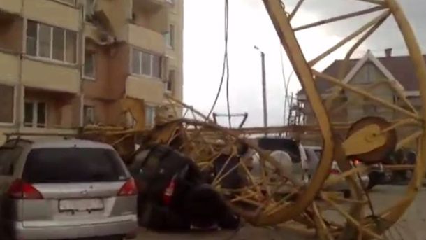 VIDEO: Una grúa cae y causa graves destrozos en un edificio