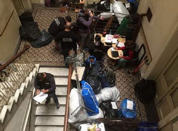 Metropolitana allanó un hotel utilizado como depósito de mercadería ilegal