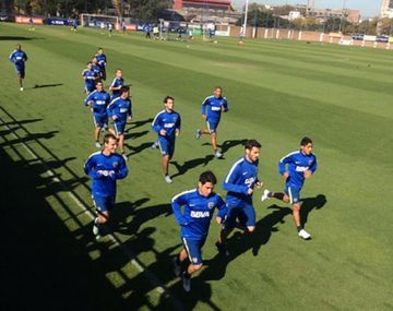 Con Cubas y Burdisso como titulares