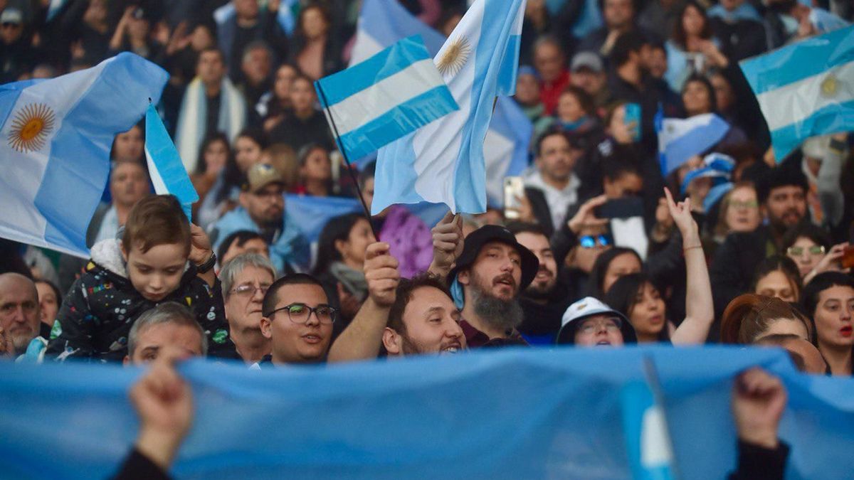 Una multitud espera la palabra de Cristina en Parque Lezama Una multitud espera la palabra de Cristina en Parque Lezama