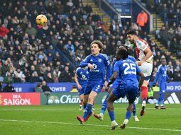 Mikel Merino salvó al Arsenal con un doblete frente al Leicester City