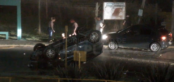 Cámaras de seguridad captaron un tremendo vuelco en La Plata