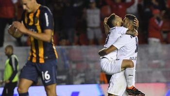 Emanuel Gigliotti celebra el gol del empate del Rojo de Avellaneda Emanuel Gigliotti celebra el gol del empate del Rojo de Avellaneda