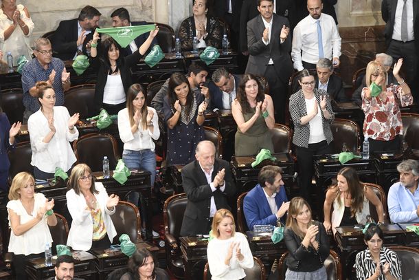 Los diputados&nbsp;festejando el anuncio del Presidente sobre la legalización del aborto.