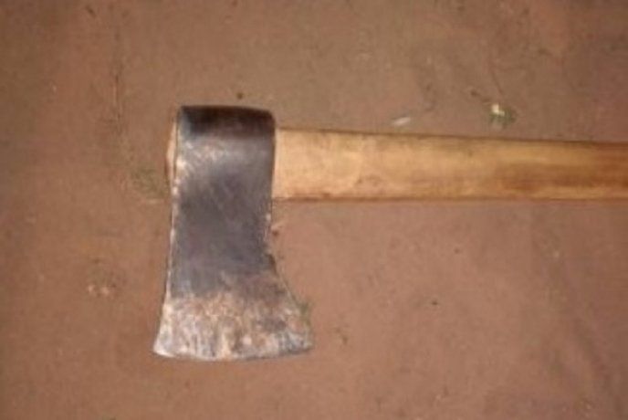 Terrible: se cayó de la moto y el hacha que llevaba prácticamente lo decapitó