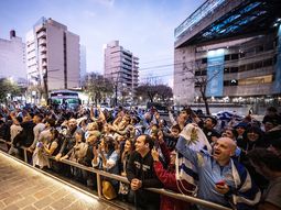 Más de 43.500 uruguayos viajaron a la Argentina para presenciar la final del Mundial Sub-20. Más de 43.500 uruguayos viajaron a la Argentina para presenciar la final del Mundial Sub-20.