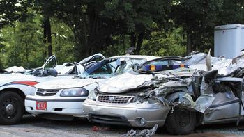 se enojo con la policia y aplasto siete patrulleros con un tractor se enojo con la policia y aplasto siete patrulleros con un tractor