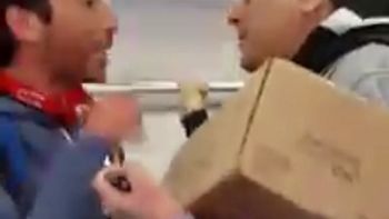 vendedores ambulantes de tren a las pinas, delante de todos los pasajeros vendedores ambulantes de tren a las pinas, delante de todos los pasajeros