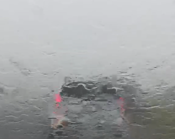 Diluvia en la Ruta 3: los autos se paran al costado de la ruta para evitar accidentes