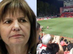 Repudio de hinchas de Argentinos Juniors a Patricia Bullrich.