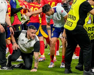La desafortunada patada de un miembro de seguridad de la Eurocopa que lesionó a Álvaro Morata
