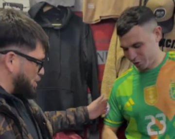 El doble del Dibu que es viral: la insólita historia de un hincha y sus canjes en ferias