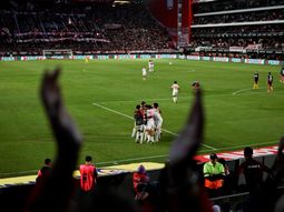 Estudiantes quiere hacerse fuerte en La Plata para sumar su primera victoria copera