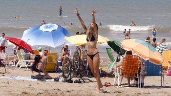 Turistas que eligen veranear en Mar del Plata. Turistas que eligen veranear en Mar del Plata.