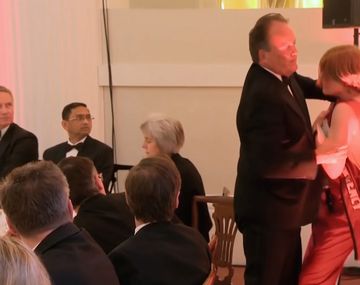 Aberrante: un diputado conservador agredió a una activista de Greenpeace en medio de una gala