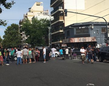 Tensión entre manteros y la policía por un piquete en calle Avellaneda