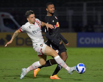 Estudiantes ganó en Brasil y se aseguró el primer lugar del grupo