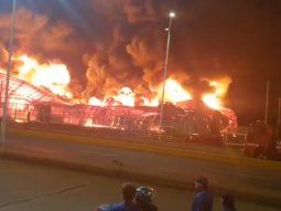 Voraz incendio destruyó un depósito de AFIP