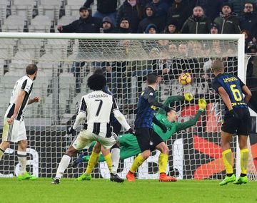 El imparable remate de Cuadrado que rompió el cero en Turín