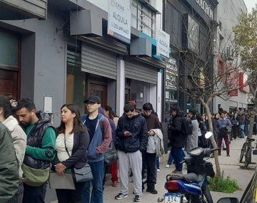 La postal de una época: cerca de 1.500 personas hacen cola en Mar del Plata por 70 puestos de trabajo