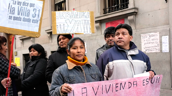 vecinos de la villa 31 realizan un acampe frente a la legislatura vecinos de la villa 31 realizan un acampe frente a la legislatura