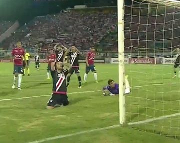 Scocco se lamenta tras marrar el gol que ponía en partido a River