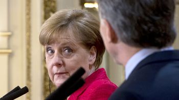 El momento en que la canciller alemana Ángela Merkel mira a Mauricio Macri tras el chiste que le hace el Presidente. El momento en que la canciller alemana Ángela Merkel mira a Mauricio Macri tras el chiste que le hace el Presidente.