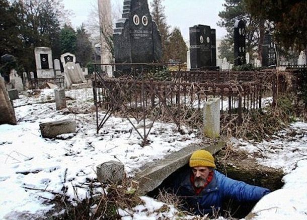 El hombre lleva más de una década viviendo bajo tierra