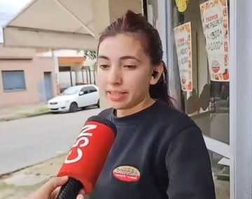 Karina, empleada de la panadería donde una joven espantó a un ladrón con un cuchillo para cortar pan.