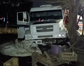 La Plata: un camión se incrustó en una casa y casi provoca una tragedia