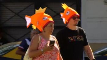 insolito momento en velez vs river: hinchas llegaron con gorros de pescado insolito momento en velez vs river: hinchas llegaron con gorros de pescado