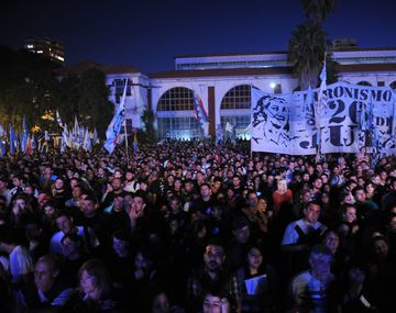La democracia se debe defender con uñas y dientes