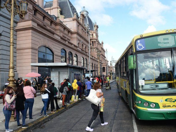 Paro de transporte hoy: filas interminables para tomar un colectivo