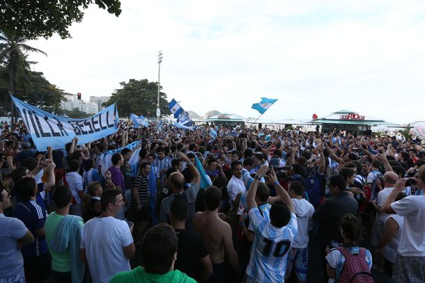 Río de Janeiro se tiñó de celeste y blanco en un multitudinario banderazo