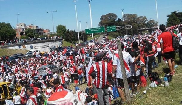 Tránsito colapsado en la autopista Ricchieri por la caravana de River