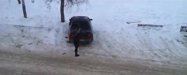 Una mujer rusa le rompe el auto a su ex marido con un hacha