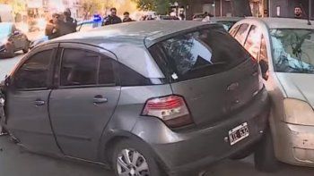 Un conductor chocó a tres autos estacionados en Caballito y huyó a pie