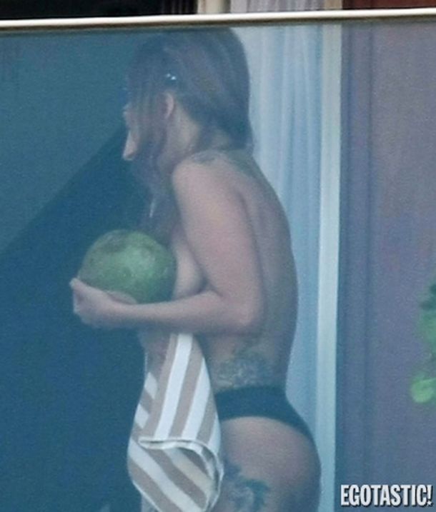 Lady Gaga hizo un topless tapada por unos cocos