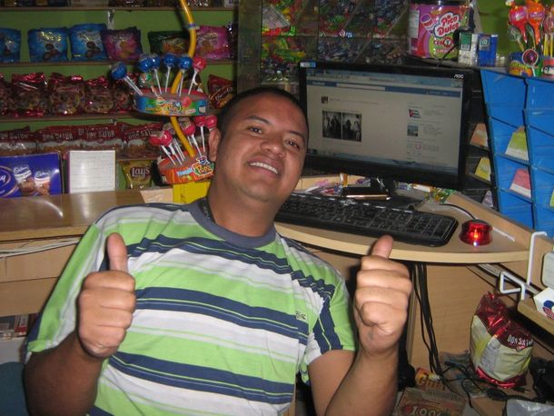 El kiosquero está contento