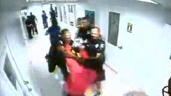 brutal agresion de un policia a un menor con retraso mental brutal agresion de un policia a un menor con retraso mental