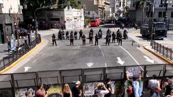fuerte operativo y tension entre la policia y manifestantes en el congreso fuerte operativo y tension entre la policia y manifestantes en el congreso