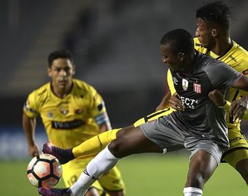 Estudiantes frente a Barcelona de Ecuador, en La Plata
