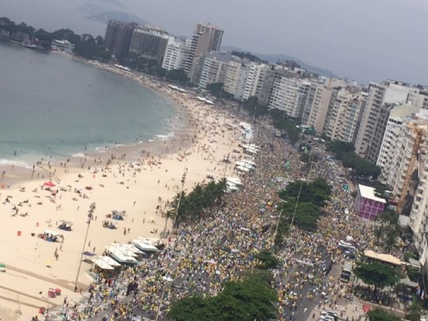 Miles de brasileños protestaron contra Rousseff en Río de Janeiro